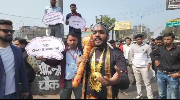 मेमको मोड़ बना सड़क सुरक्षा का मंच, धनबाद पुलिस ने नियम तोड़ने वालों को मौके पर समझाया जीवन का महत्व…