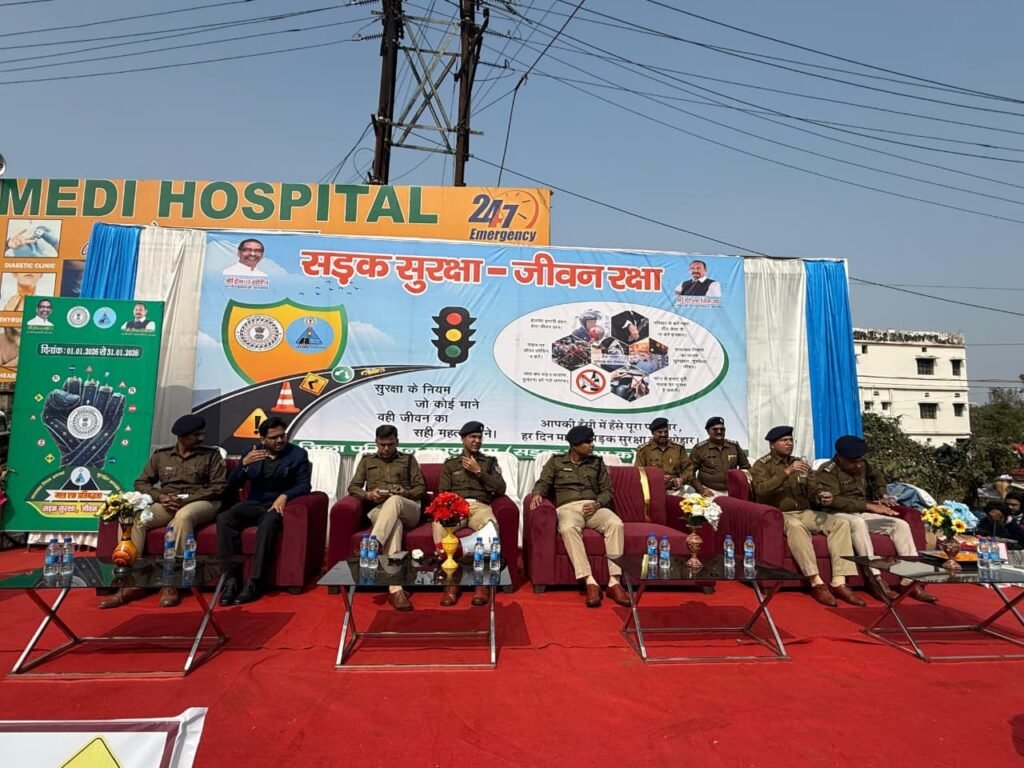 मेमको मोड़ बना सड़क सुरक्षा का मंच, धनबाद पुलिस ने नियम तोड़ने वालों को मौके पर समझाया जीवन का महत्व…