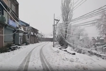 श्रीनगर में भारी बर्फबारी से जनजीवन अस्त-व्यस्त, सड़कें बंद, 8 उड़ानें रद्द…