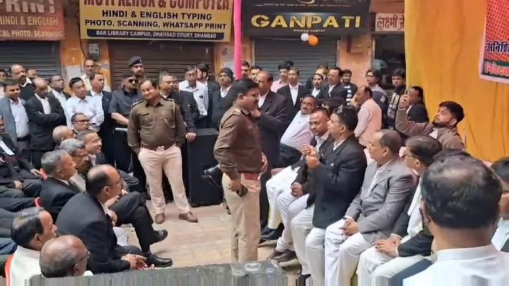 6 फीट रास्ता देने का काम शुरू, लेकिन अधिवक्ताओं की हड़ताल जारी…