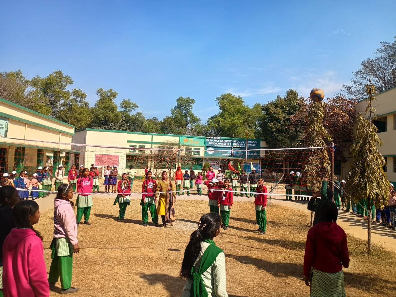 मुनीडीह प्रोजेक्ट पी एम श्री मध्य विद्यालय में वार्षिक खेल महोत्सव का आयोजन…