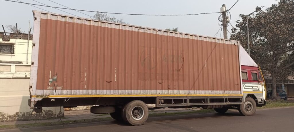 लोयाबाद में डाक पार्सल कंटेनर से बिजली तार टूटा, बड़ा हादसा टला…