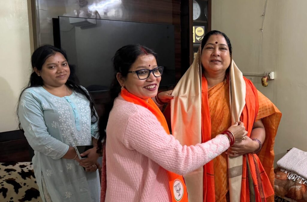 भाजपा राष्ट्रीय उपाध्यक्ष अनुसूचित जाति मोर्चा सह छत्तीसगढ़ जांजगीर चांपा पूर्व सांसद कमला देवी पटेल बलियापुर पूर्व विधायक इंद्रजीत महतो जी के स्वास्थ्य की जानकारी लेने पहुंची पूर्व विधायक की पत्नी तारा देवी ने अंगवस्त्र के साथ उनकी स्वागत की…