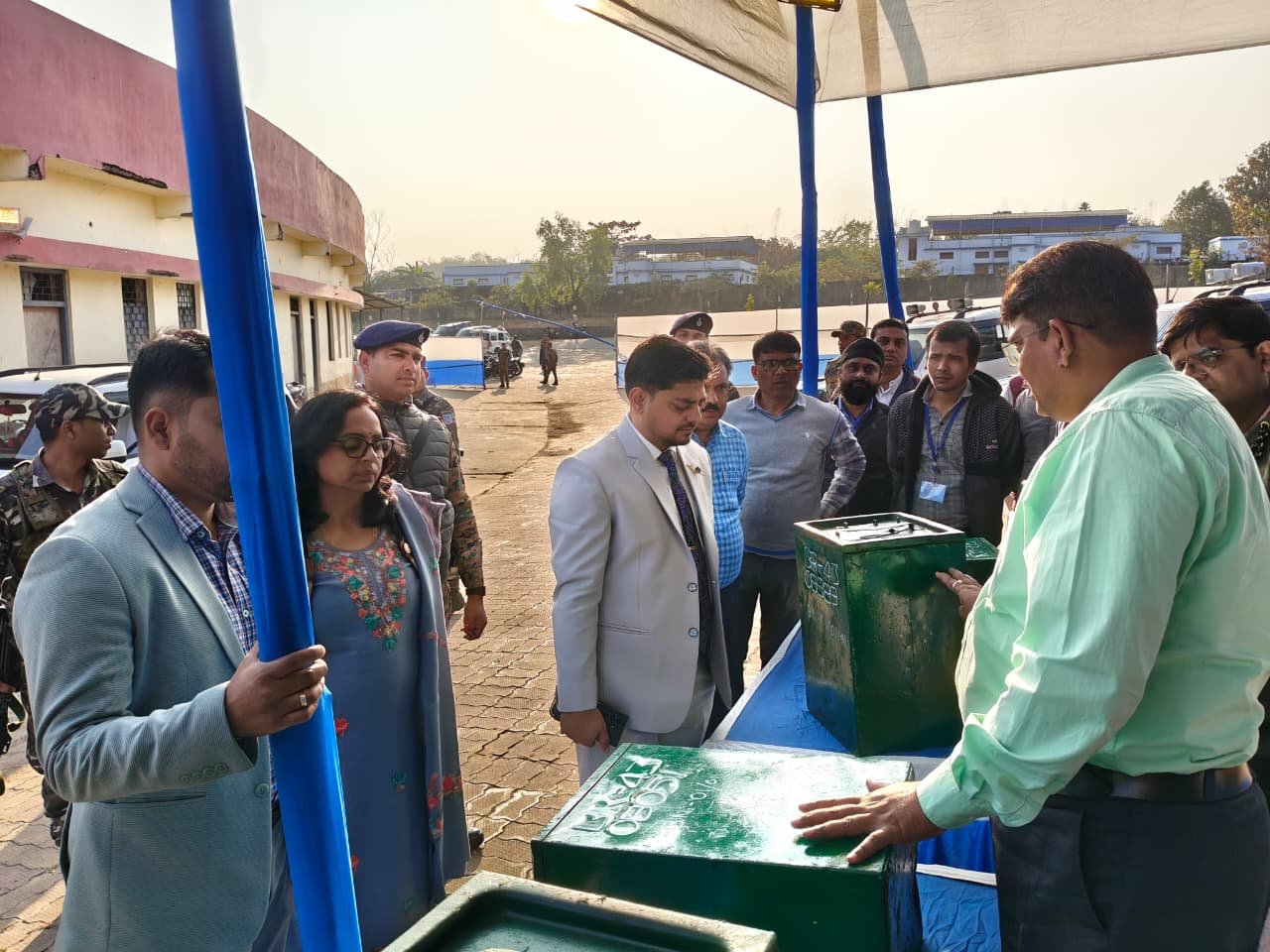 उपायुक्त ने किया डिस्पैच सेंटर, रिसीविंग सेंटर तथा मटेरियल सेल का निरीक्षण…