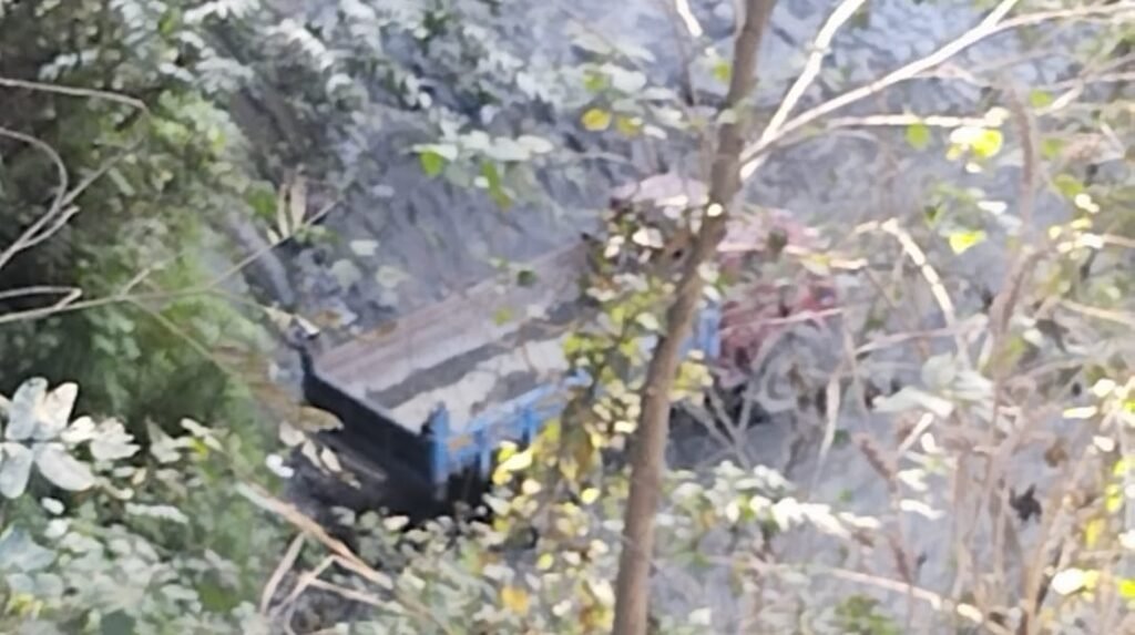 बगैर EC सर्टिफिकेट, सिटीई, सिटीओ, डिजिएमएस और जिला प्रशासन से चलान व प्रमिशन लिये अब भी धड़ल्ले से चल रहा बराबनी के कास्कूली मे अवैध पत्थर खदान, प्रशासन मौन, बड़े आंदोलन की तैयारी…