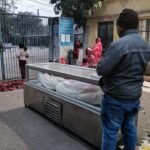 दर्दनाक व शर्मनाक तस्वीर, सुधि के इंतेज़ार में 8 दिनों से जीएम ऑफिस के गेट पर पड़ा है बीसीसीएल कर्मी का शव…