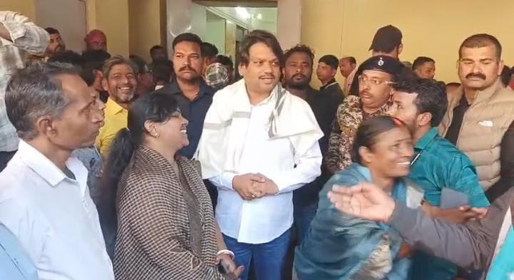 बीजेपी MLA राज के आवासीय कार्यालय में पार्टी समर्थित मेयर प्रत्याशी संजीव जिताने के लिए बनाई गई राजनीति..पूर्व नेता प्रतिपक्ष से लेकर संगठन मंत्री रहें बैठक में मौजूद…