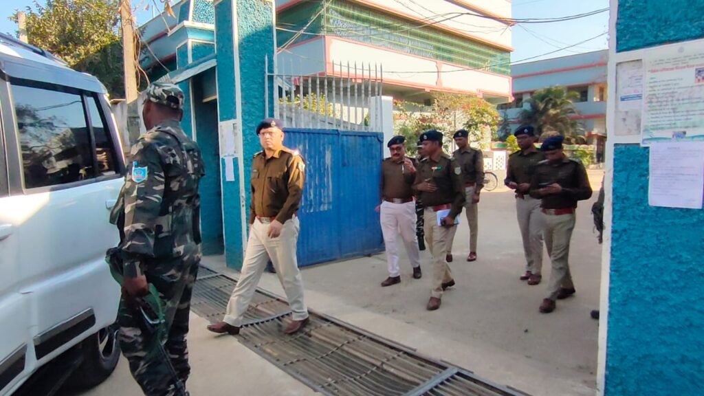 चाईबासा: एसपी अमित रेनू ने चक्रधरपुर के विभिन्न बूथों का किया निरीक्षण…