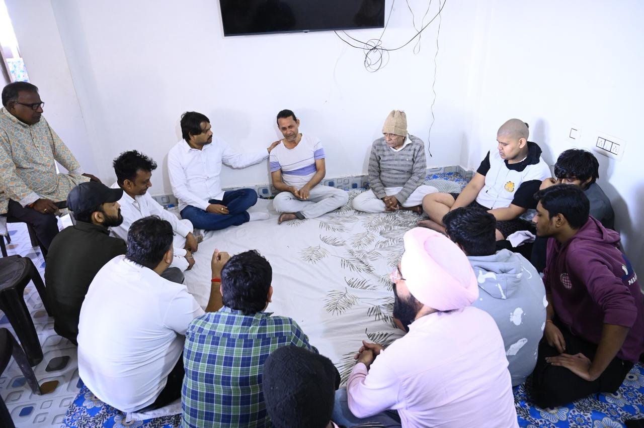 लोन रिकवरी एजेंट अमित अग्रवाल की हत्या पर मेयर प्रत्याशी संजीव सिंह ने जताया शोक, परिजनों से की मुलाक़ात…