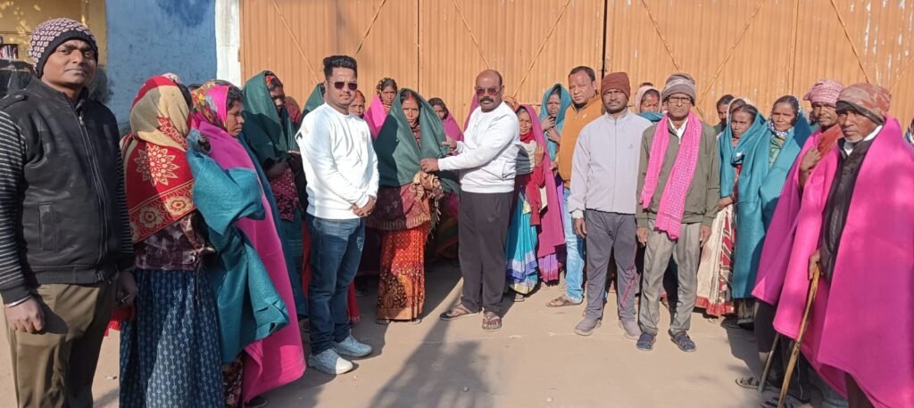 झामुमो नेता संजीव बेदिया ने जरूरतमंदों के बीच किया कंबल वितरण…