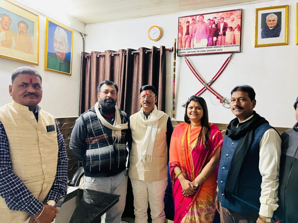 पूर्व विधायक कुंती देवी ने बेटे संजीव सिंह के लिए मांगा जीत का आशीर्वाद, बेटियों किरण व ज्योति ने भी संभाला जनसंपर्क मोर्चा…