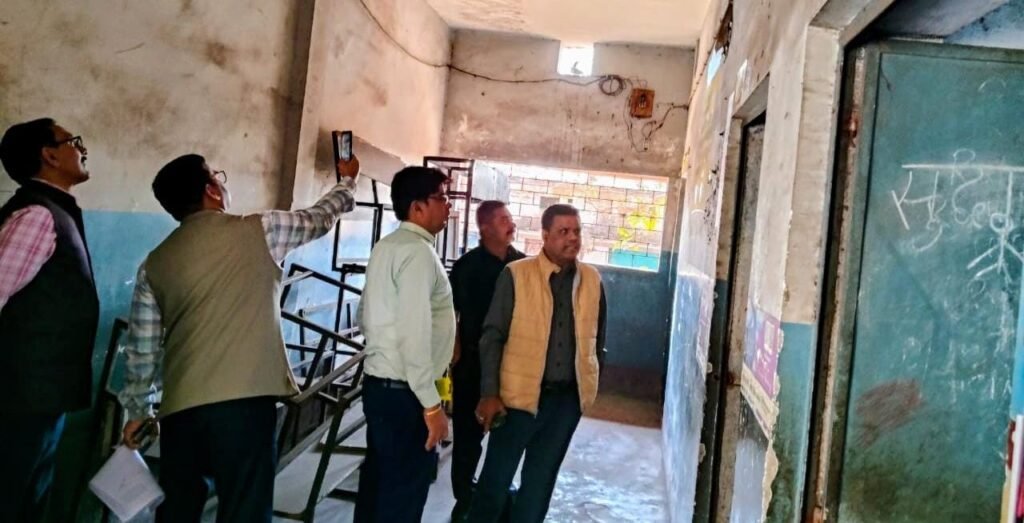 निर्वाची पदाधिकारी (महापौर) ने किया मतदान केंद्रों का निरीक्षण…