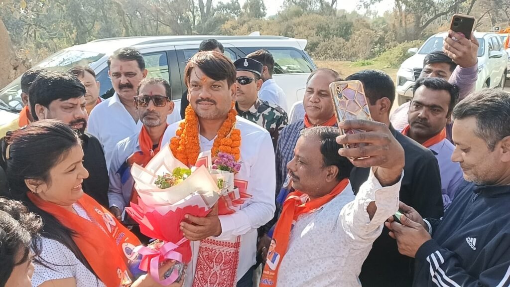 मेयर प्रत्याशी संजीव सिंह ने शहर में जनसंपर्क अभियान के तहत लोगो से मांगा समर्थन..लोगो ने आशीर्वाद का दिया भरोसा…