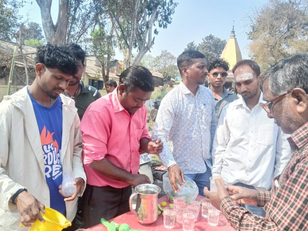 सिंदरी में महाशिवरात्रि के शुभ अवसर पर पार्षद प्रत्याशी नुनु लाल टुडू ने भक्तों के बीच वितरित किया मीठा शरबत…