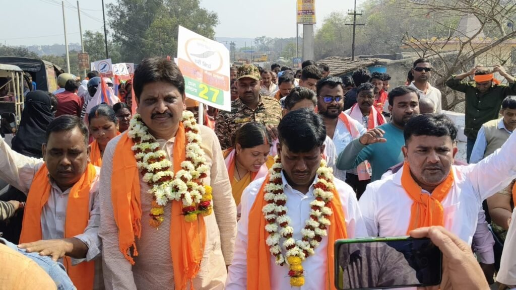 धनबाद नगर निगम के भाजपा समर्थित मेयर प्रत्याशी संजीव कुमार के पक्ष में पदयात्रा किए धनबाद सांसद व बाघमारा विधायक…
