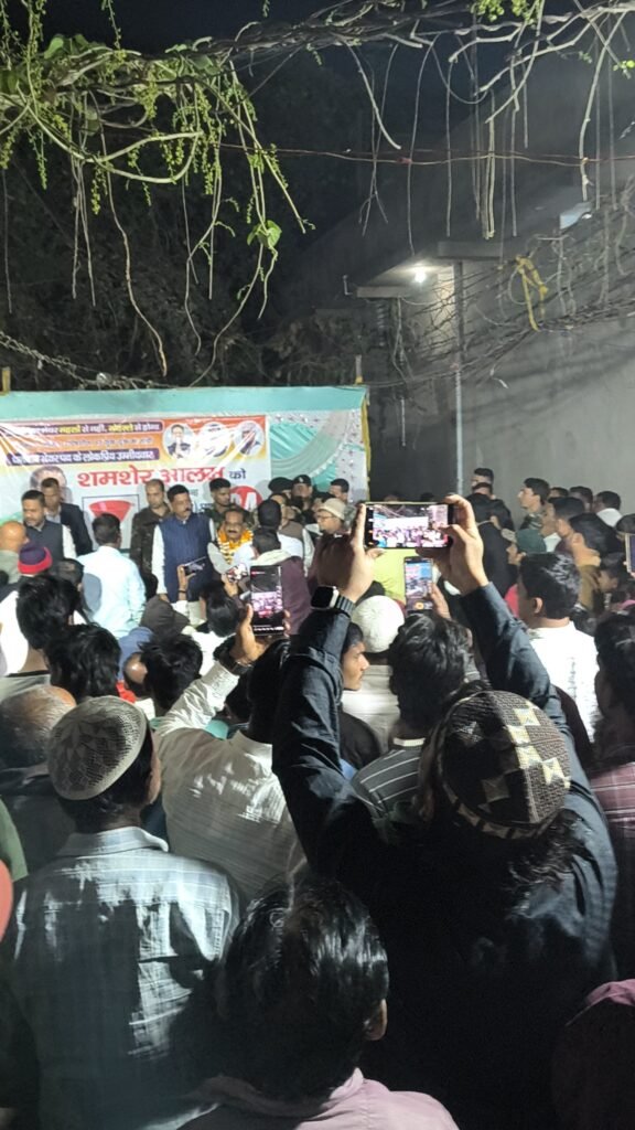 धनबाद नगर निगम चुनाव में मेयर प्रत्याशी शमशेर आलम के समर्थन में विशाल जनसभा….