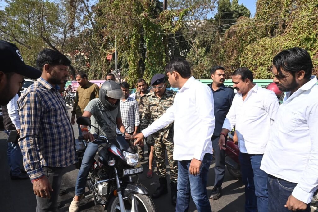 धनबाद: सरायढेला जाते समय पुलिस लाइन के पास गिरे बाइक सवार का हालचाल लेने रुके मेयर प्रत्याशी संजीव सिंह…