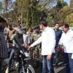 धनबाद: सरायढेला जाते समय पुलिस लाइन के पास गिरे बाइक सवार का हालचाल लेने रुके मेयर प्रत्याशी संजीव सिंह…