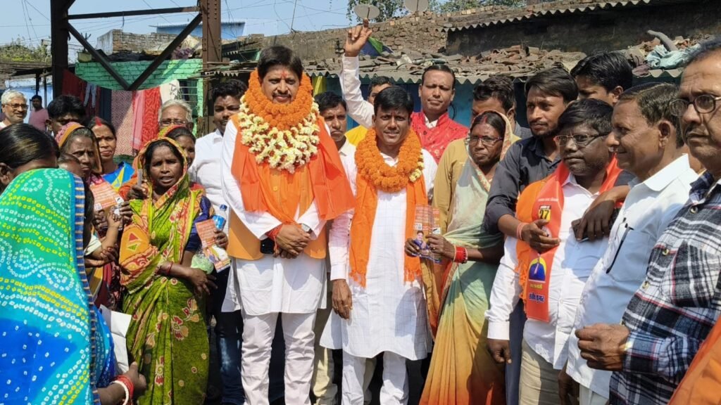 धनबाद नगर निगम के भाजपा समर्थित मेयर प्रत्याशी संजीव कुमार के पक्ष में पदयात्रा किए बाघमारा विधायक…