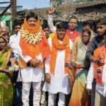 धनबाद नगर निगम के भाजपा समर्थित मेयर प्रत्याशी संजीव कुमार के पक्ष में पदयात्रा किए बाघमारा विधायक…