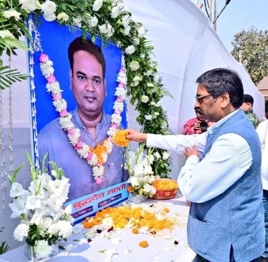 मुख्यमंत्री व विधायक गांडेय पहुंचे बलियापुर..स्व डॉ बुद्धदेव महतो को दी श्रद्धांजलि, श्राद्ध कार्यक्रम में हुए शामिल…