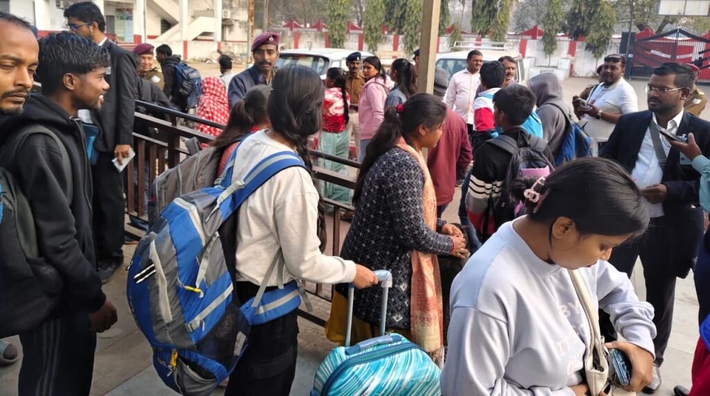 धनबाद स्टेशन पर चलाया गया मजिस्ट्रेट टिकट चेकिंग अभियान…