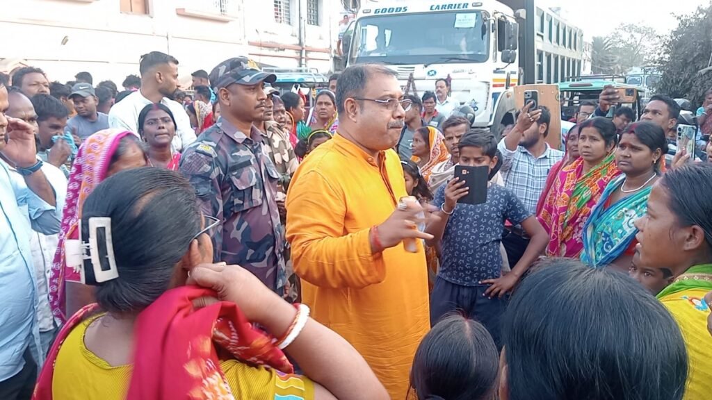 चार दिनों से पानी के लिए तरसा पोरीरा ग्राम, वार्ड 14 में हंगामा – 24 घंटे में समाधान का आश्वासन…