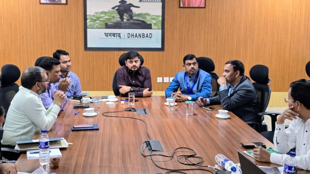 मतदान पदाधिकारियों का तृतीय व अंतिम रेंडमाइजेशन संपन्न..पोलिंग पार्टियों को बूथ से किया टैग…