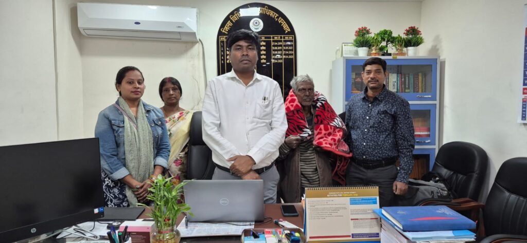 बेसहारा वृद्ध को मिला डालसा का सहारा पीएलवी ने निभाई पुत्र की भूमिका बुजुर्ग को दिया सहारा….