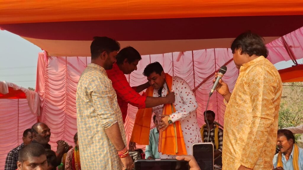 जमुरिया के कैलाश धाम शिव मंदिर में भव्य धार्मिक आयोजन, समाजसेवी कृष्णा प्रसाद ने दी 50 हजार की सहायता…