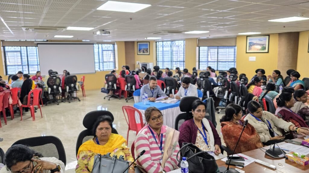 कलेक्ट्रेट के तीन कंट्रोल रूम सभी बूथों के सीधे संपर्क में…