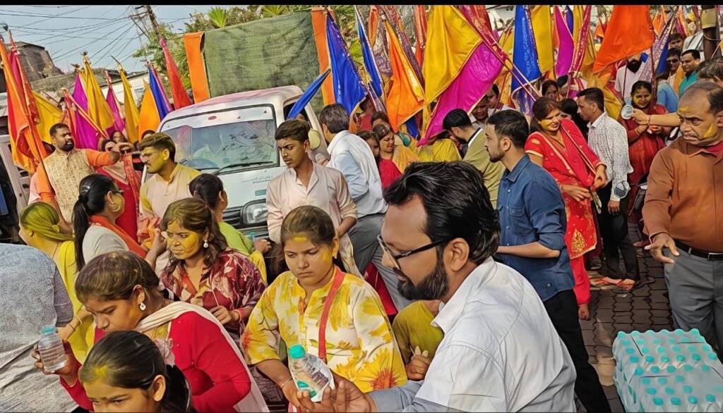 निशान यात्रा में सेवा कार्य, श्रद्धालुओं को शीतल पेयजल व मैंगो ड्रिंक वितरित…