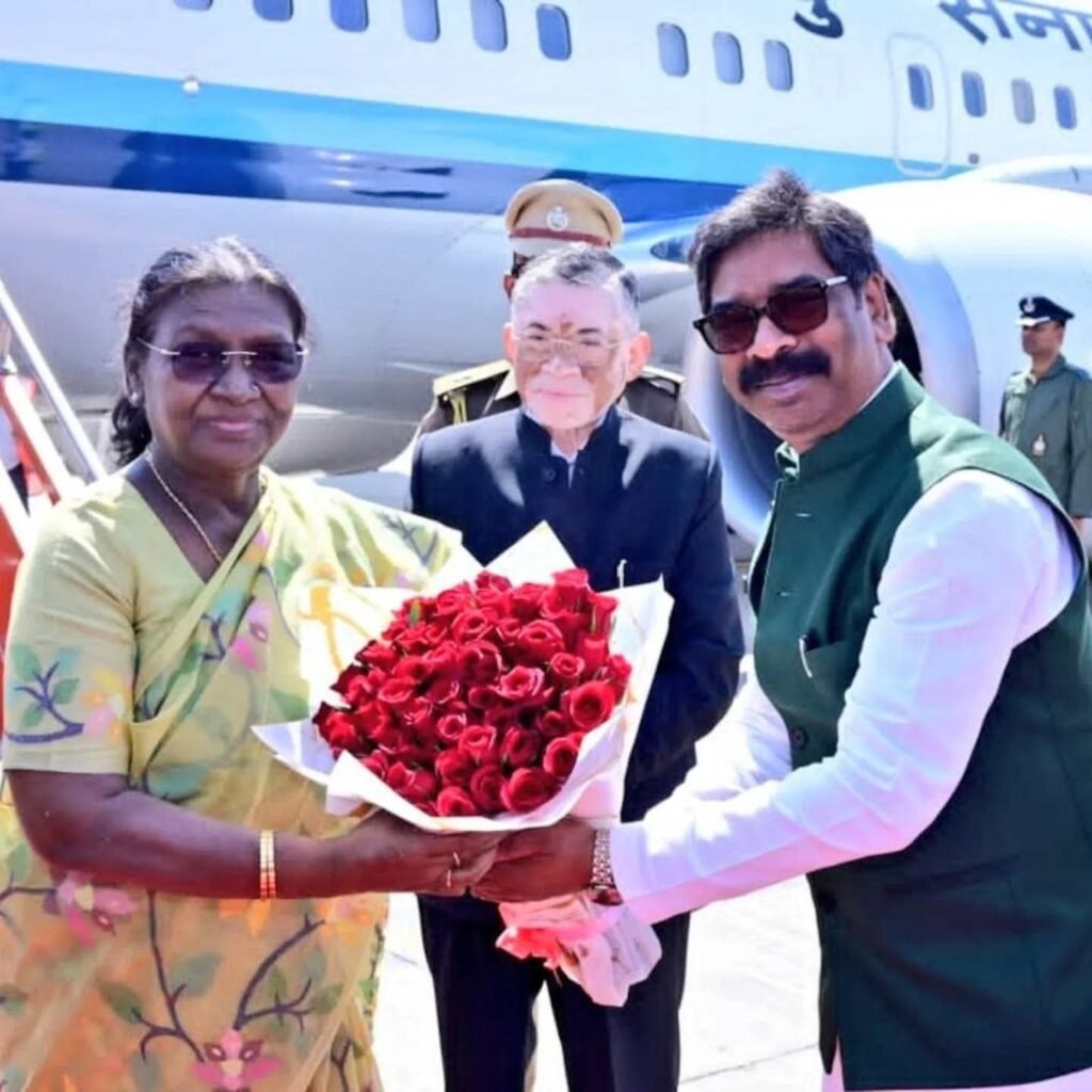 राष्ट्रपति द्रौपदी मुर्मु का झारखंड आगमन, मुख्यमंत्री हेमंत सोरेन ने किया हार्दिक स्वागत…