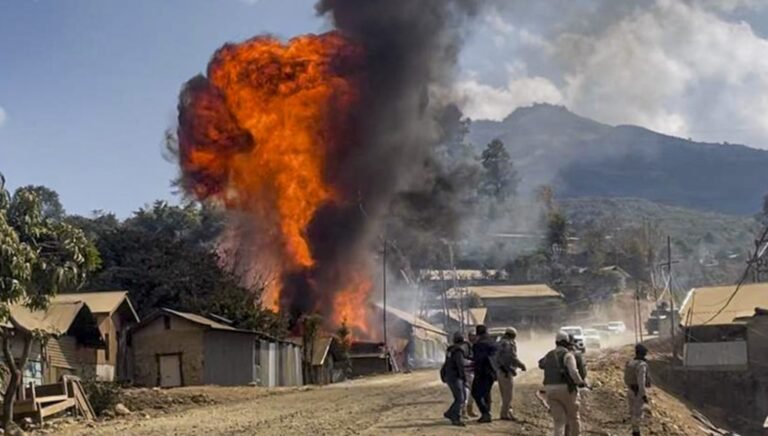 मणिपुर के उखरुल में नगा–कुकी तनाव बढ़ा, दूसरे दिन भी आगजनी और गोलीबारी…