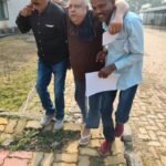 बुजुर्ग को कंधे पर उठाकर डलवाया वोट, व्हीलचेयर की व्यवस्था नहीं…