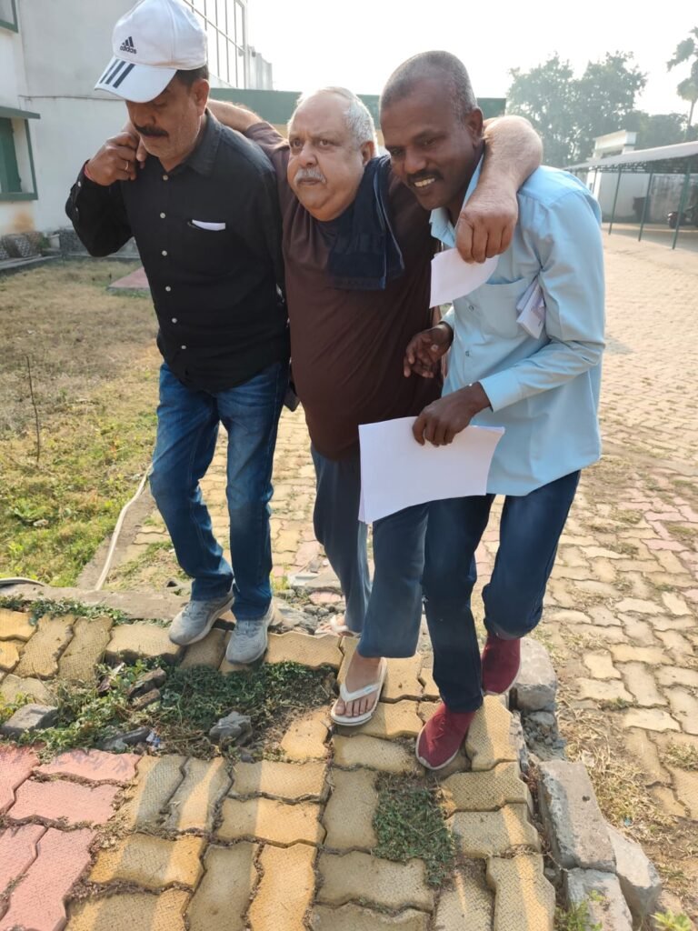 बुजुर्ग को कंधे पर उठाकर डलवाया वोट, व्हीलचेयर की व्यवस्था नहीं…