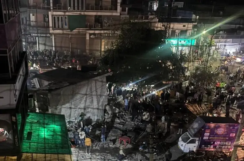 कोटा में तीन मंज़िला इमारत ढही, रेस्टोरेंट में मौजूद लोगों में मची अफरा-तफरी…