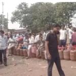 एलपीजी गैस संकट से मचा हड़कंप, सड़क जाम कर लोगों ने जताया आक्रोश…