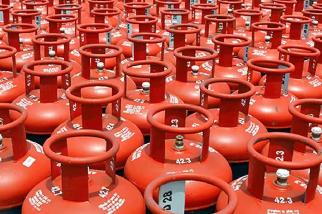 रसोई गैस (LPG) सिलेंडर महंगा, होली से पहले बड़ा झटका, आम जनता का घर चलाना हुआ मुश्किल…
