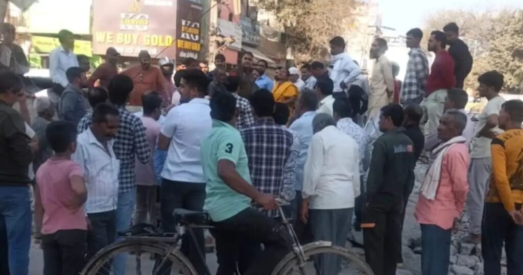 गजब! अधिकारियों को नहीं लगी भनक, गुरुग्राम में अज्ञात लोगों ने तोड़ा दौलताबाद फ्लाईओवर का हिस्सा…