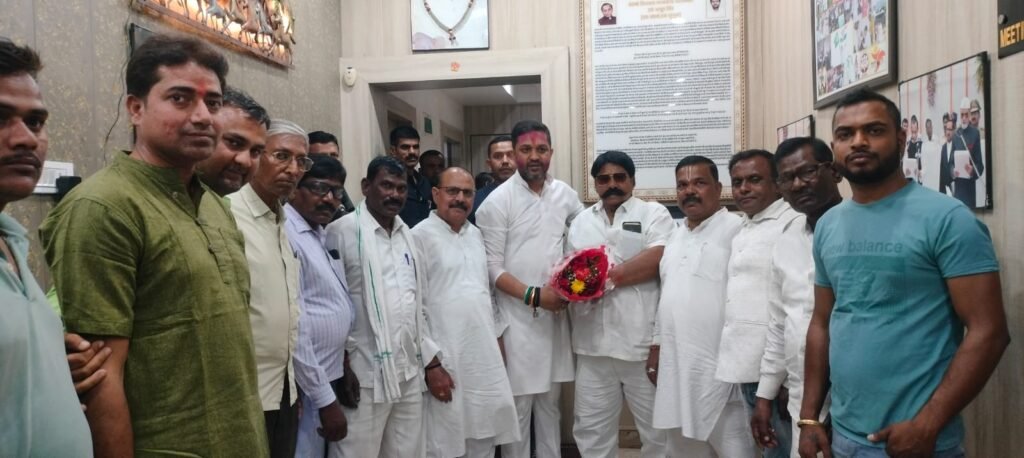 बेरमो विधायक के आवास पर नव निर्वाचित पार्षद का अभिनन्दन समारोह का आयोजन…