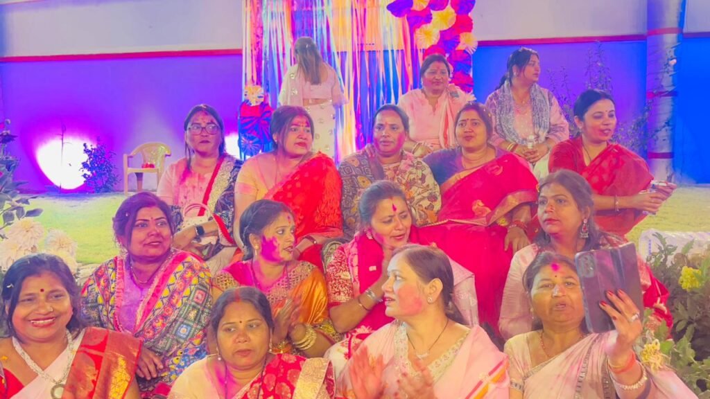 सिंह मेंशन में साढ़े आठ साल बाद सजा भव्य होली मिलन समारोह..मेयर संजीव सिंह और विधायक रागिनी सिंह ने समर्थकों संग मनाई होली…