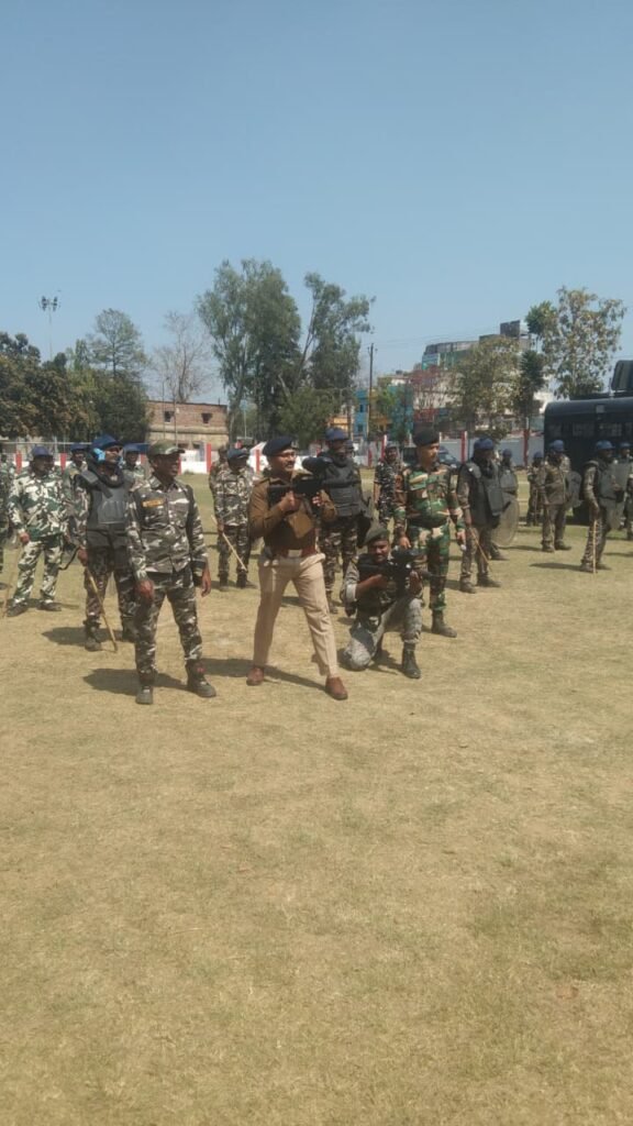 धनबाद पुलिस लाइन में दंगा नियंत्रण मॉक ड्रिल