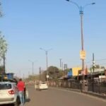 केंदुआ मोड़ में फिल्मी स्टाइल में फल दुकानदार को 100 मीटर तक घसीटा, सिर फूटा – एक आरोपी गिरफ्तार, चालक फरार…