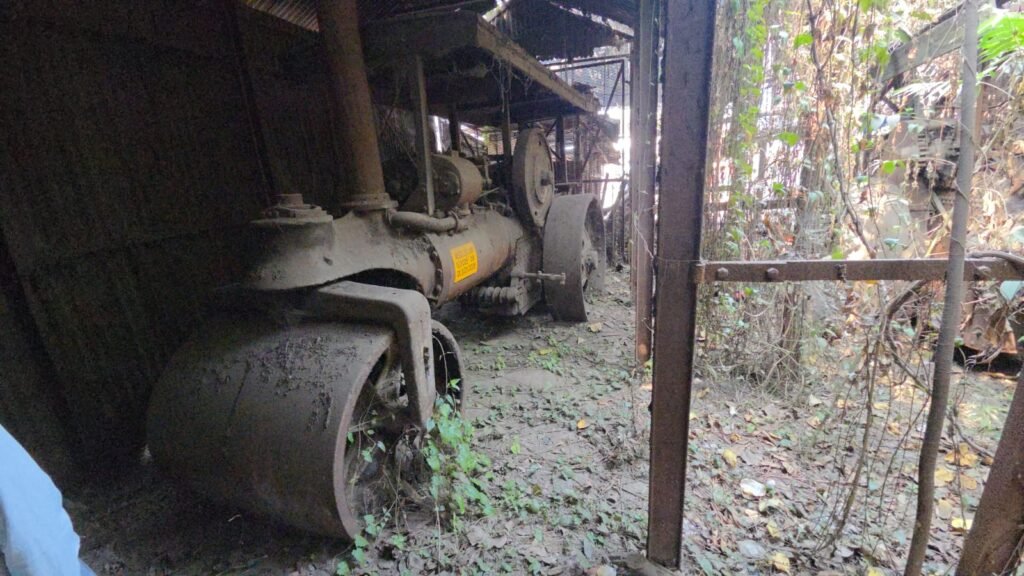 ब्रिटिश दौर की विरासत पर लगी जंग रोड रोलर की हालत देख उठ रहे संरक्षण के सवाल…