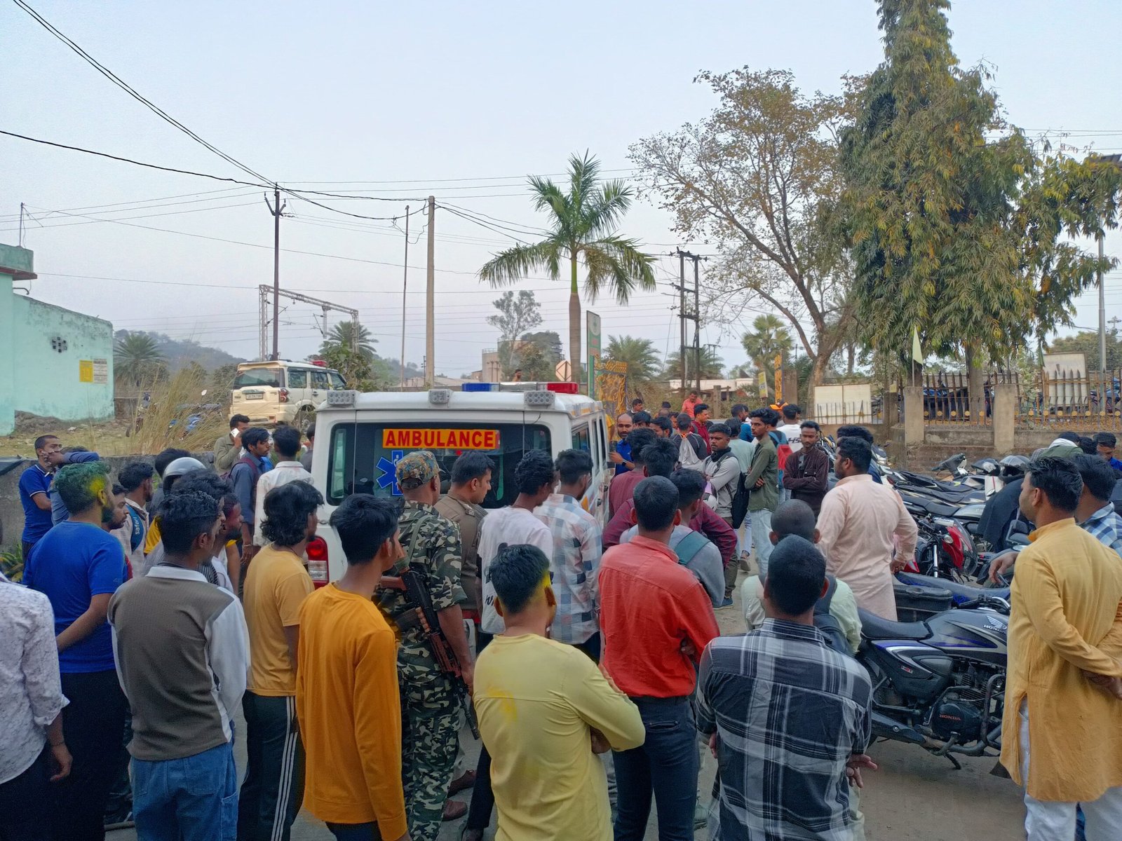 मौन पत्रकारिता का संकट: जब सच्चाई सड़क पर लहूलुहान पड़ी हो…