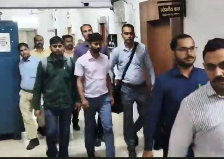 धनबाद में CBI की बड़ी कार्रवाई, रेलवे के वरीय मंडल विद्युत अभियंता ₹50,000 घूस लेते गिरफ्तार…