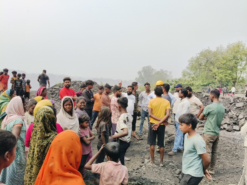 बीसीसीएल के द्वारा बनाए जा रहे C.I.S.F. चेक पोस्ट का ग्रामीणों ने किया विरोध ,घंटे उत्खनन कार्य रहा ठप…