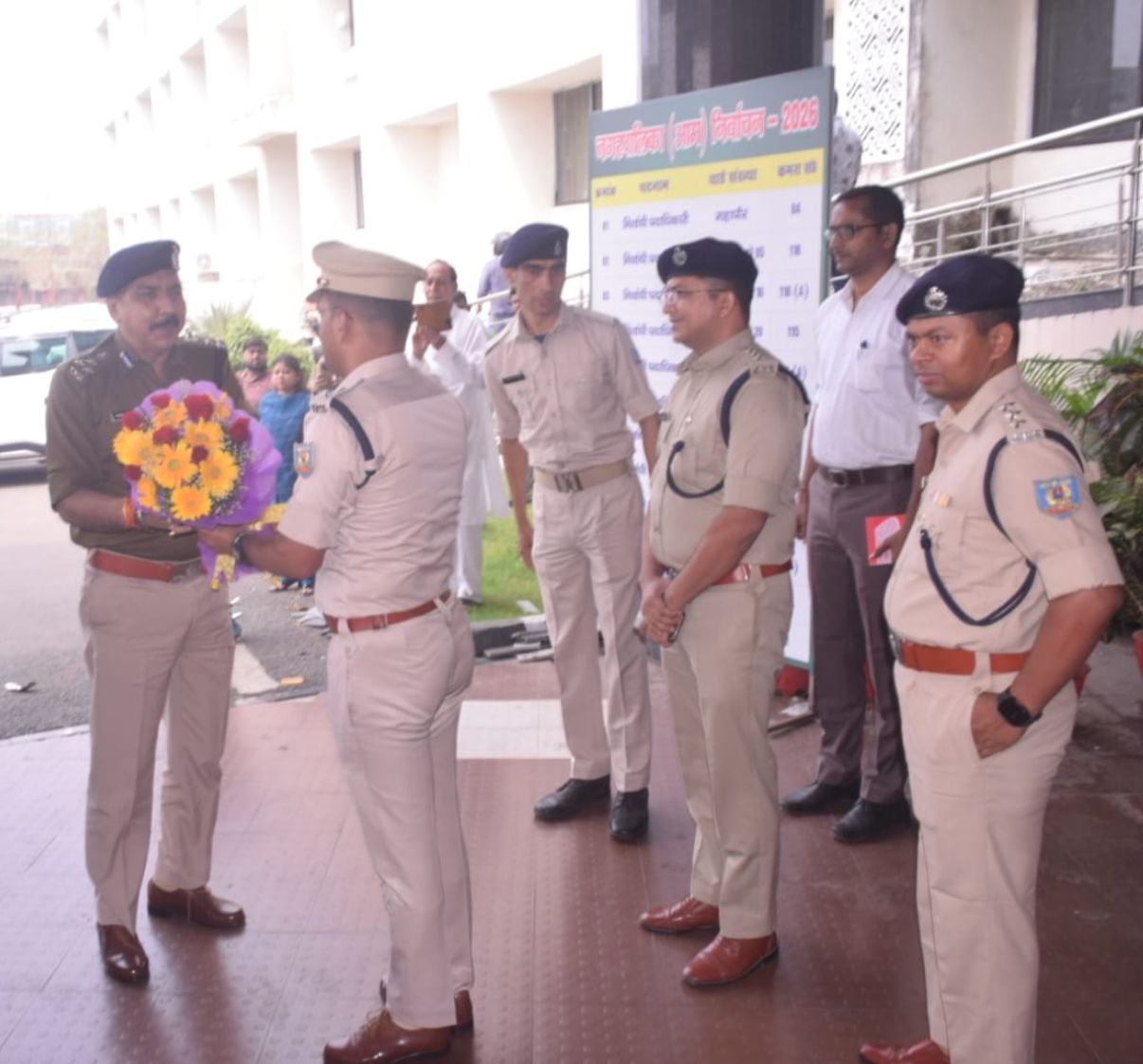 बोकारो रेंज के डीआईजी आनंद प्रकाश का धनबाद दौरा, पुलिस मुख्यालय में की समीक्षा बैठक…