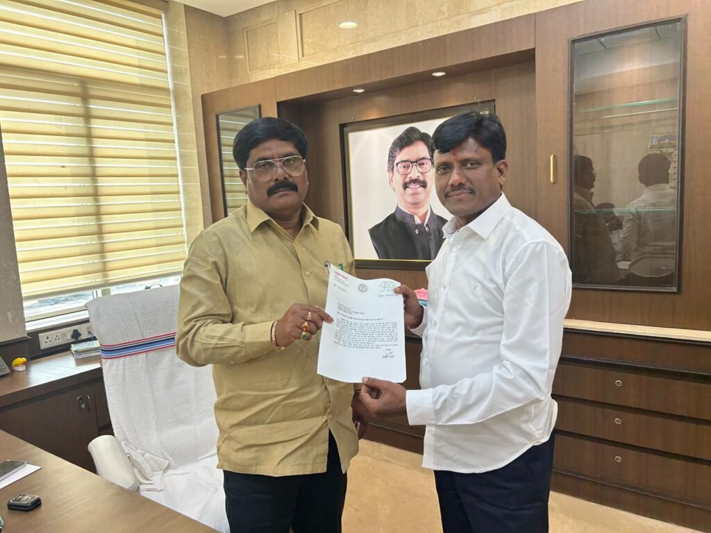 बाघमारा विधायक ने पीएचईडी मंत्री को सौंपा ज्ञापन…